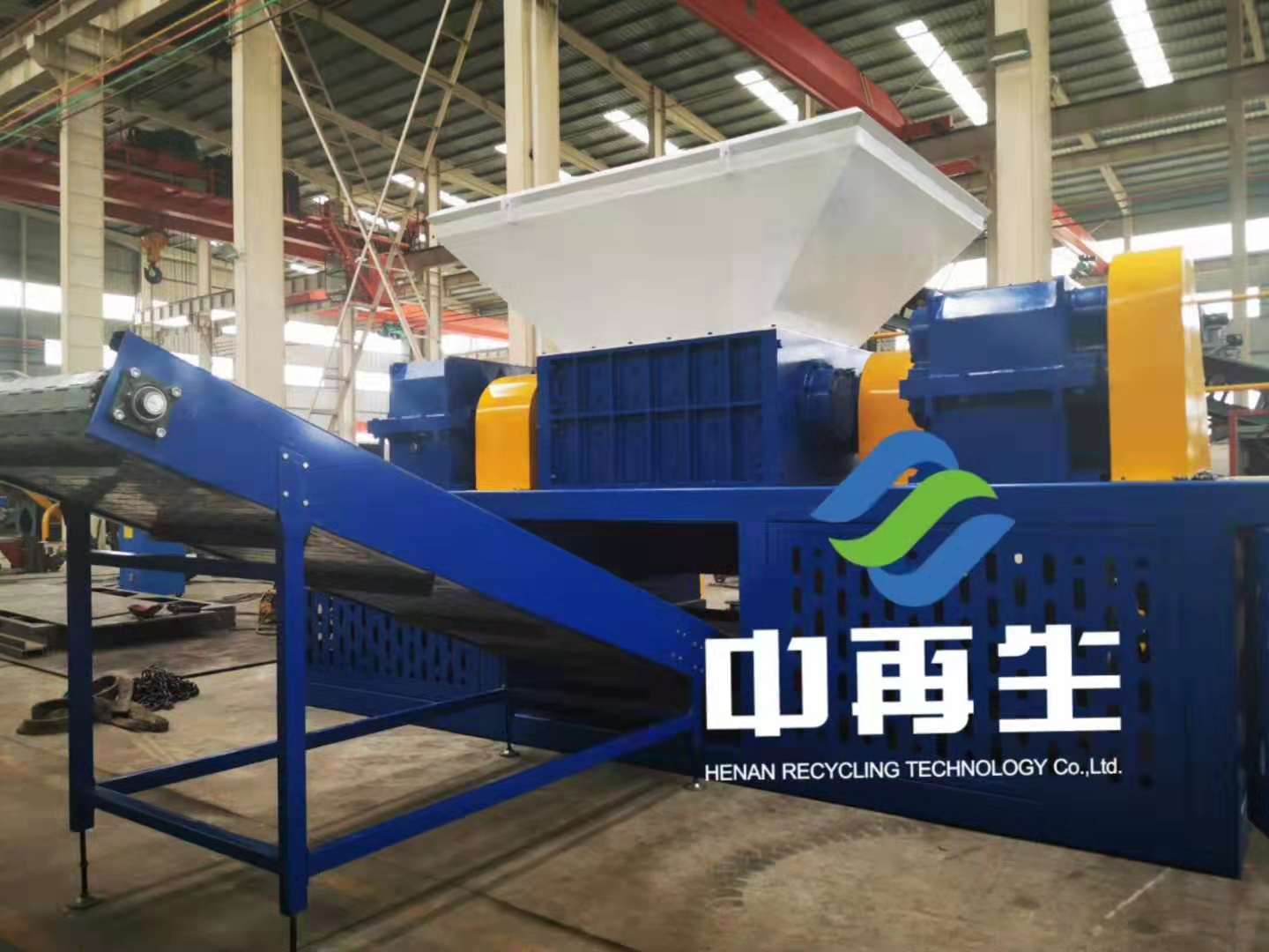 使用塑料撕碎机设备将废塑料进行回收